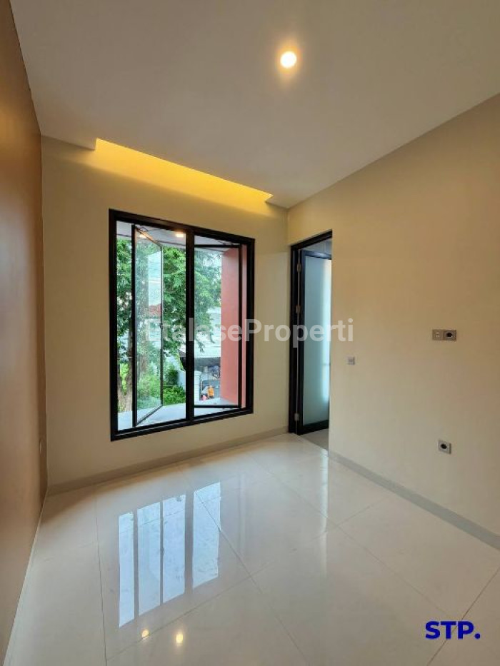Foto properti Rumah Baru Modern 2 Lantai Di Manyar Jaya 8