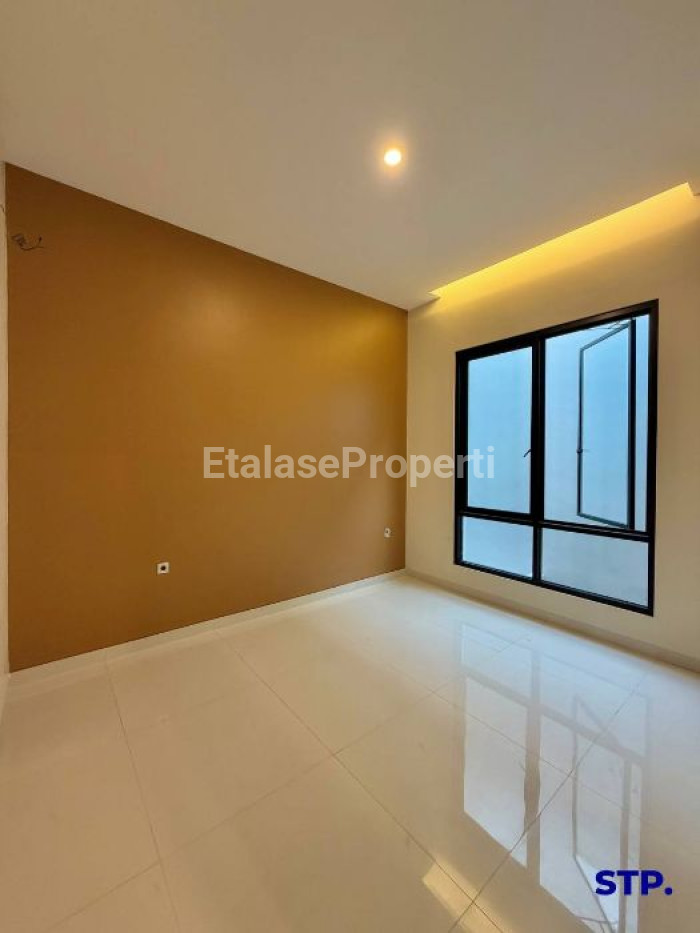 Foto properti Rumah Baru Modern 2 Lantai Di Manyar Jaya 9