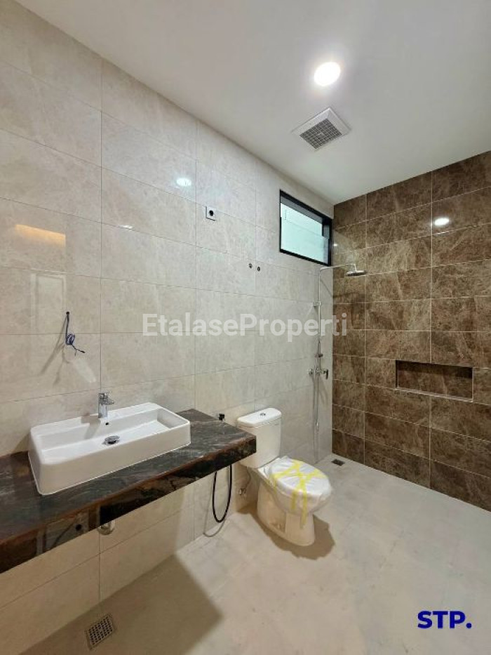 Foto properti Rumah Baru Modern 2 Lantai Di Manyar Jaya 10