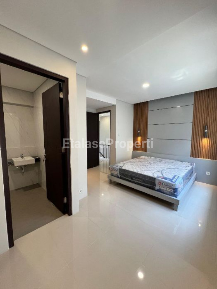 Foto properti Rumah Baru Semi Furnished Di Dian Istana Cluster Moca Vrbana 9