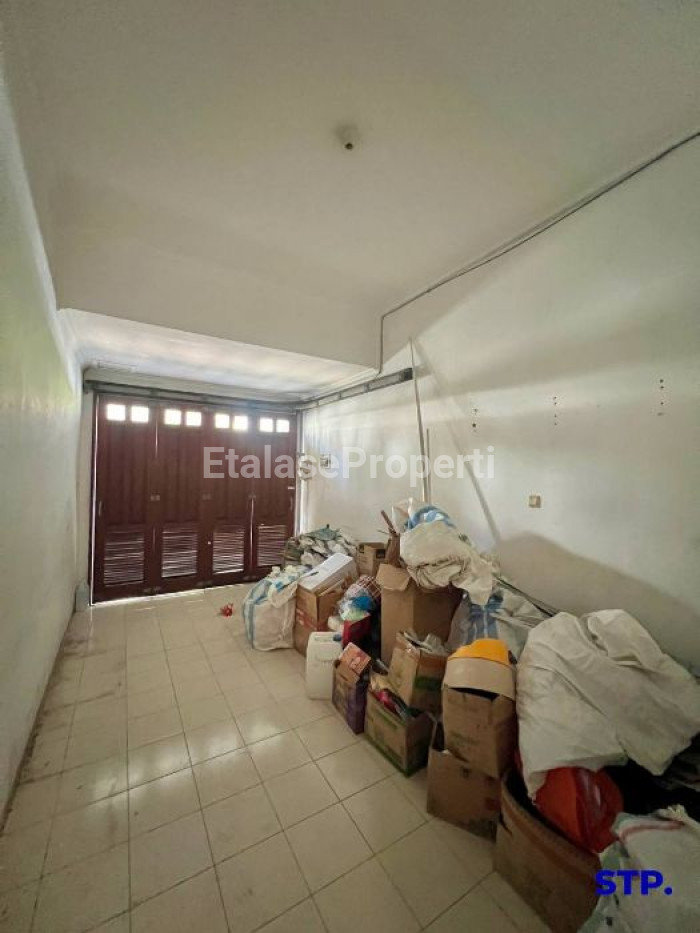 Foto properti Lebar 12 Meter, Rumah Perlu Renovasi Di Galaxi Bumi Permai Araya Tahap 2 3