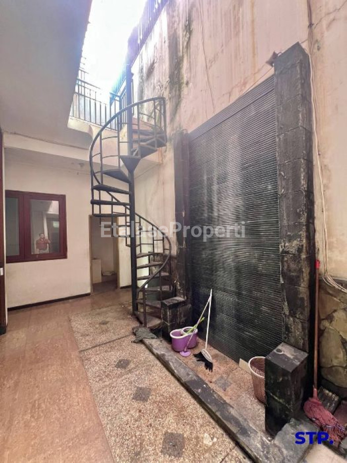 Foto properti Lebar 12 Meter, Rumah Perlu Renovasi Di Galaxi Bumi Permai Araya Tahap 2 6