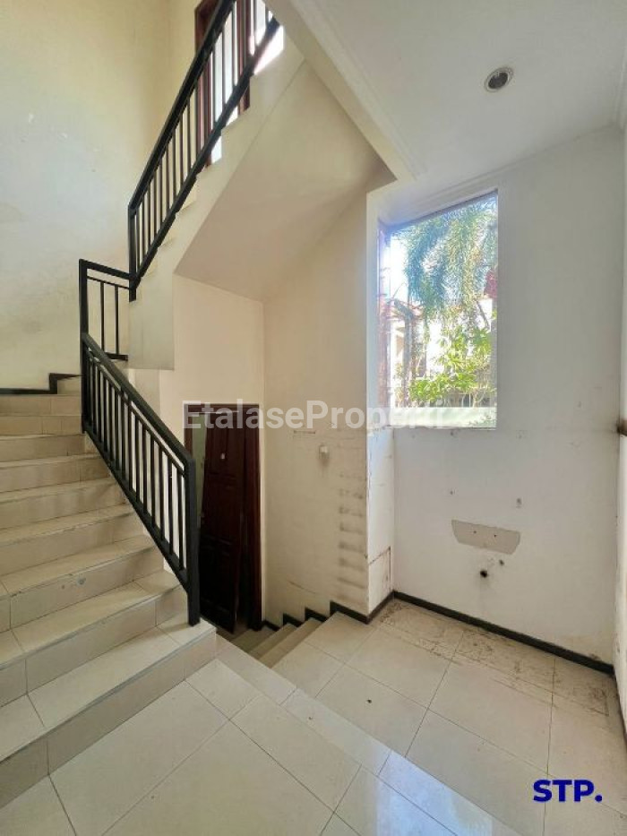 Foto properti Lebar 12 Meter, Rumah Perlu Renovasi Di Galaxi Bumi Permai Araya Tahap 2 8