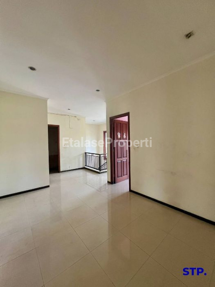 Foto properti Lebar 12 Meter, Rumah Perlu Renovasi Di Galaxi Bumi Permai Araya Tahap 2 9