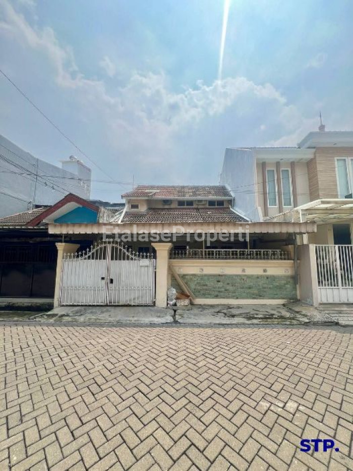Foto properti Rumah 2 Lantai Di Perumahan Manyar Jaya Siap Huni 1