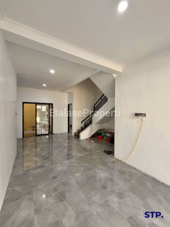 Foto properti Jarang Ada 2M-an! Rumah Full Renovasi Di Dharmahusada Mas 3