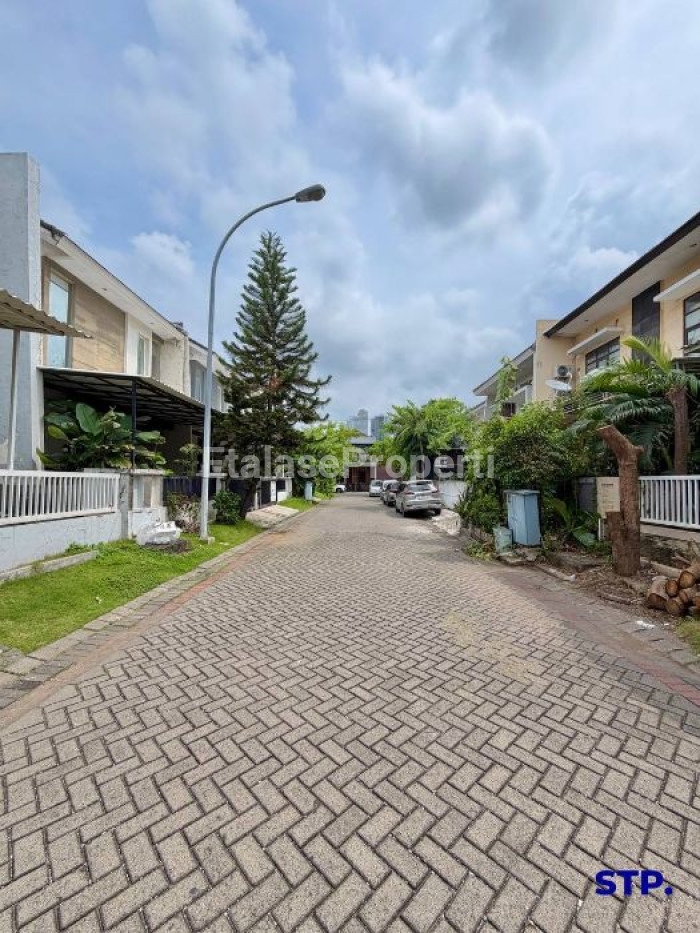 Foto properti Rumah Baru Modern Di Pakuwon City Cluster Florence 5