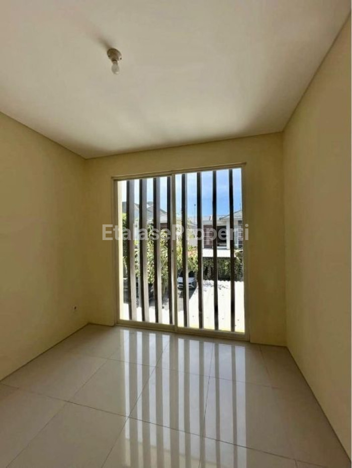 Foto properti For Sale  Rumah 2 Lantai Dian Istana Mocca Verbana 2