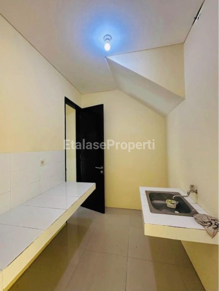 Foto properti For Sale  Rumah 2 Lantai Dian Istana Mocca Verbana 5