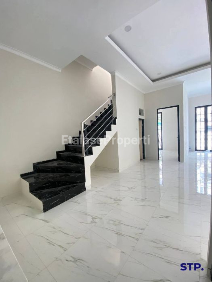 Foto properti 4 Unit - Rumah Baru Minimalis 2 Lantai Di Taman Pondok Indah, Wiyung Tipe A & B 2