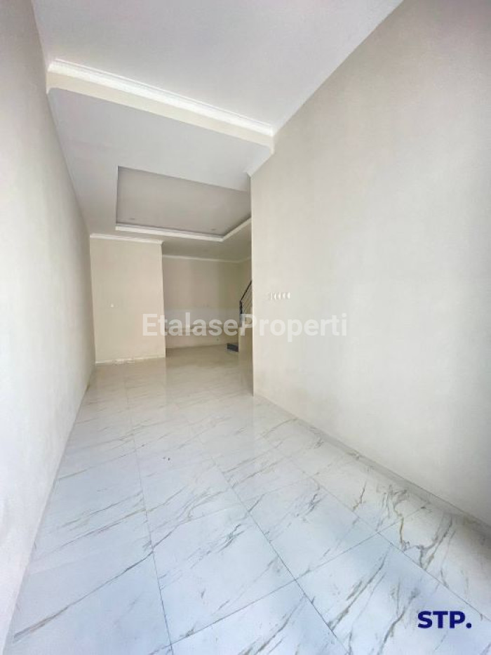 Foto properti 4 Unit - Rumah Baru Minimalis 2 Lantai Di Taman Pondok Indah, Wiyung Tipe A & B 3