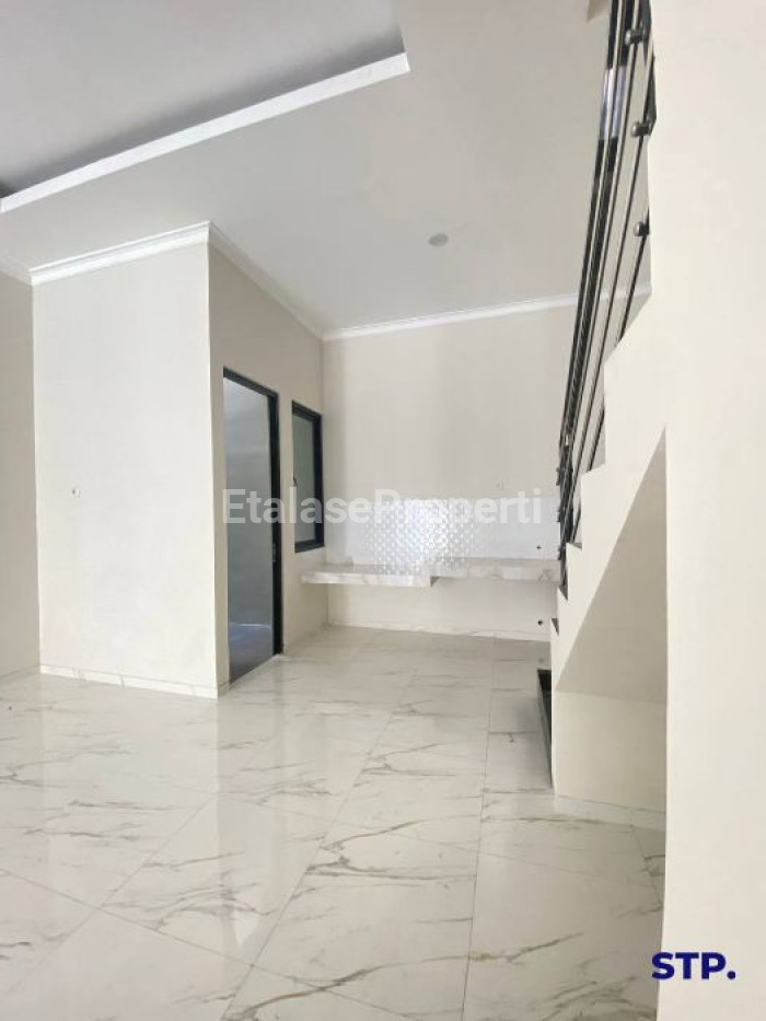 Foto properti 4 Unit - Rumah Baru Minimalis 2 Lantai Di Taman Pondok Indah, Wiyung Tipe A & B 4