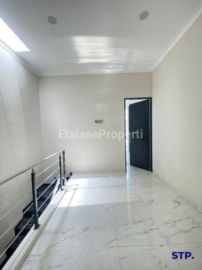 Foto properti 4 Unit - Rumah Baru Minimalis 2 Lantai Di Taman Pondok Indah, Wiyung Tipe A & B 6