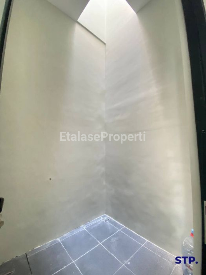Foto properti Sisa 1 Unit - Rumah Baru Minimalis 2 Lantai Di Taman Pondok Indah, Wiyung 5