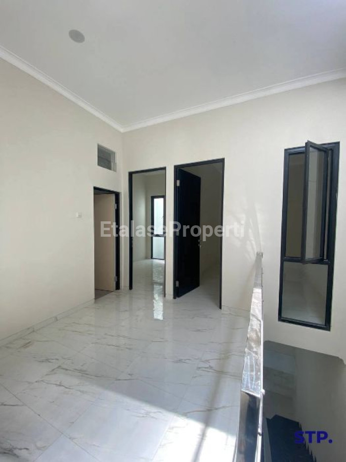 Foto properti 4 Unit - Rumah Baru Minimalis 2 Lantai Di Taman Pondok Indah, Wiyung Tipe Hoek 7