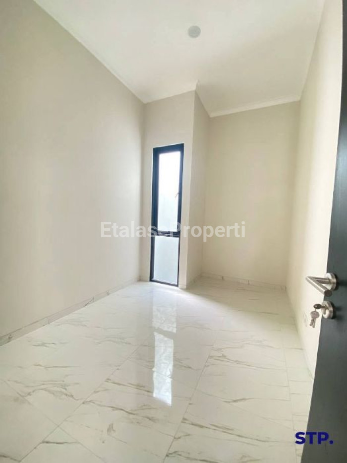 Foto properti 4 Unit - Rumah Baru Minimalis 2 Lantai Di Taman Pondok Indah, Wiyung Tipe D 8