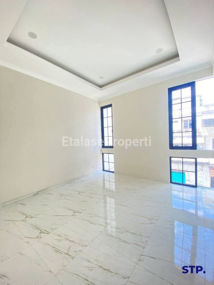 Foto properti 4 Unit - Rumah Baru Minimalis 2 Lantai Di Taman Pondok Indah, Wiyung Tipe D 9