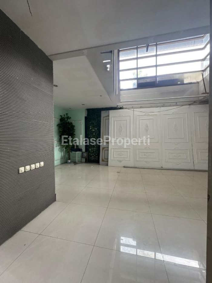 Foto properti For Sale Rumah 2 Lantai Graha Family Hook 6