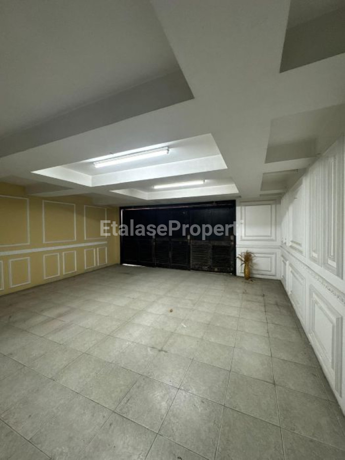 Foto properti For Sale Rumah 2 Lantai Graha Family Hook 9