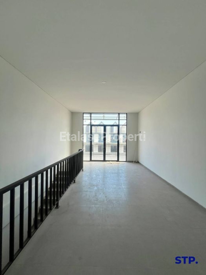 Foto properti Disewakan, Ruko 2 Lantai Di Main Boulevard Grand Eastern Sukolilo 7