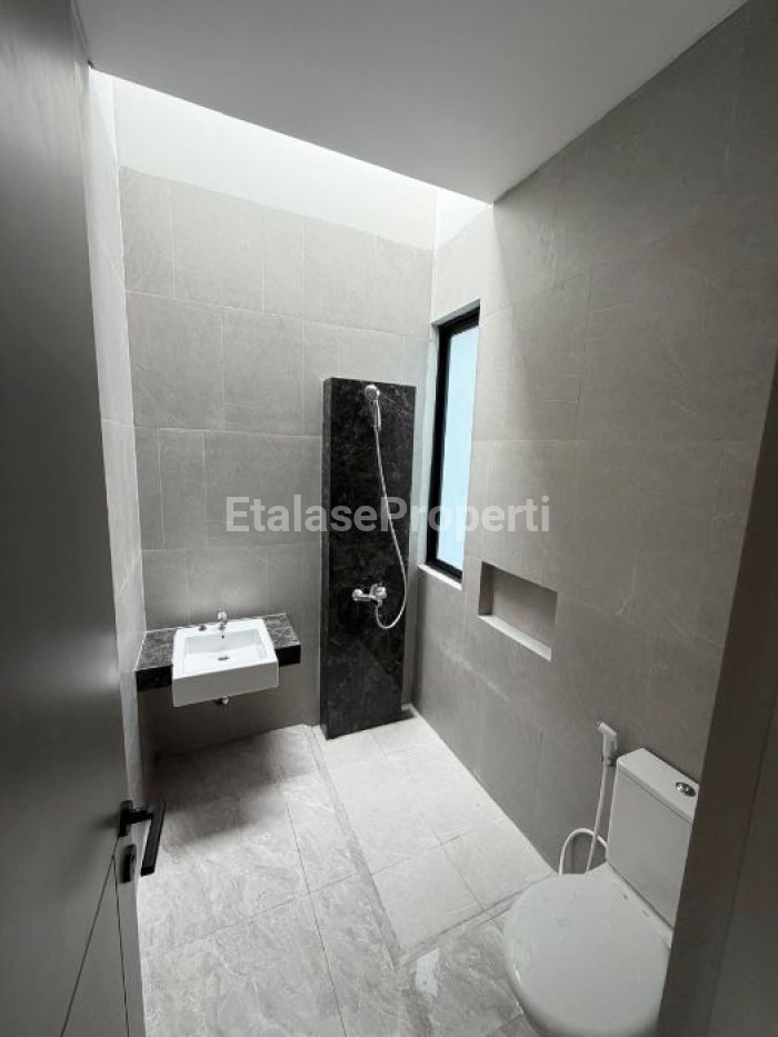 Foto properti Disewakan Rumah Di Dempsey Hill Citraland Baru Gress 8