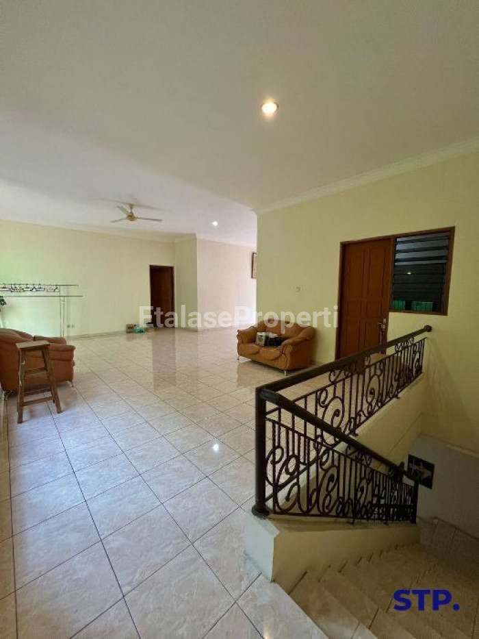 Foto properti Turun Harga - Rumah Mewah Classic Mediteranian Di Darmo Hill 6