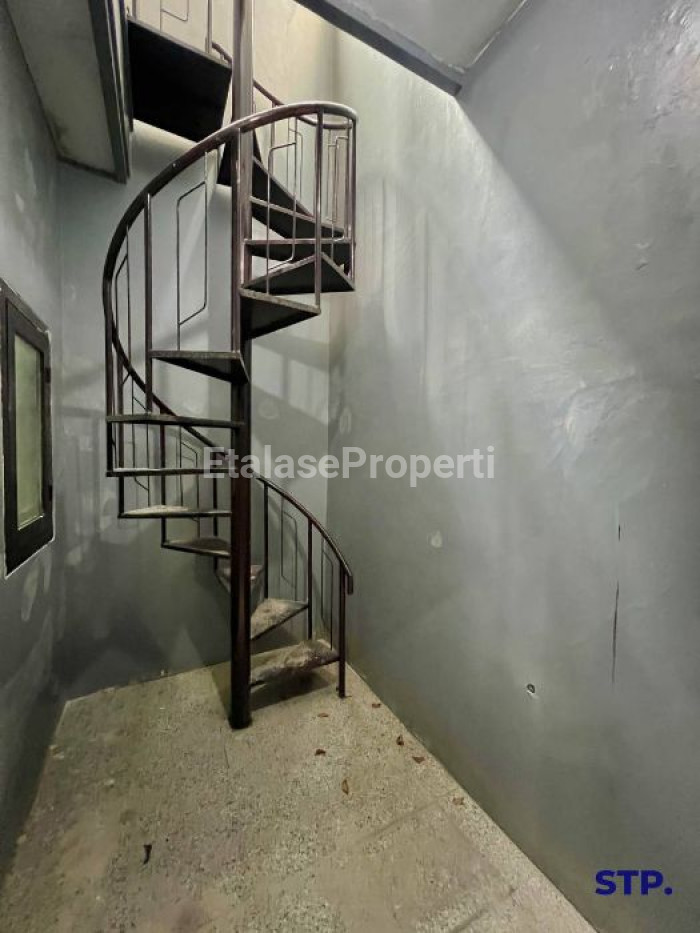 Foto properti Jual Rumah 2 Lantai Sudah Renovasi Di Klampis Semolo Tengah 5