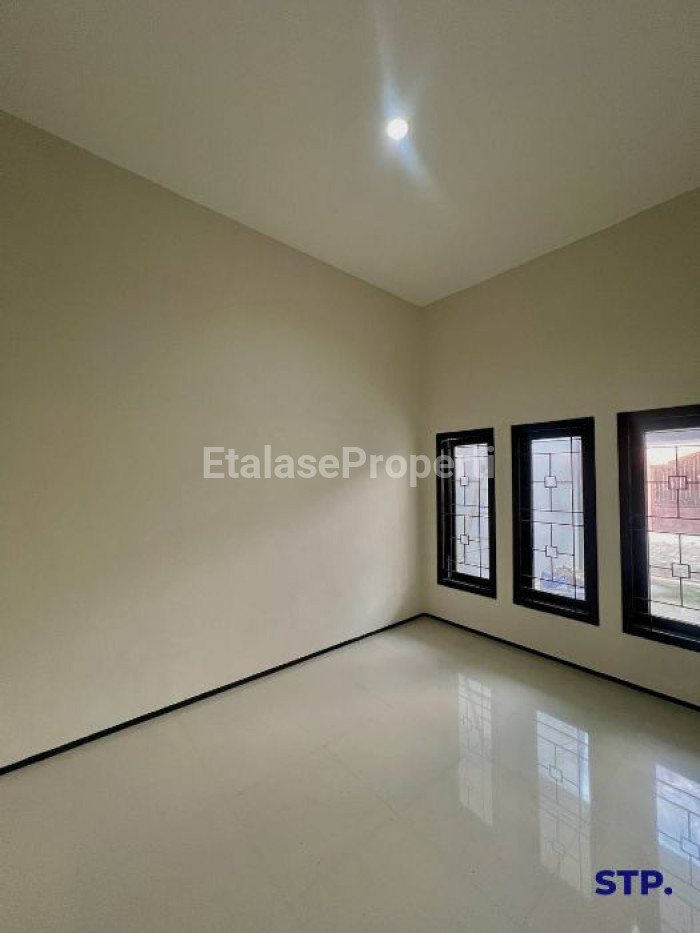 Foto properti Jual Rumah 2 Lantai Sudah Renovasi Di Klampis Semolo Tengah 8