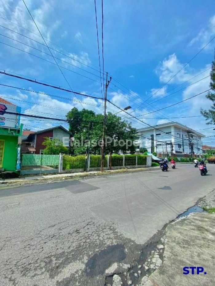Foto properti Jual Cepat - Rumah Usaha Hoek Di Raya Simpang Darmo Permai Utara 1