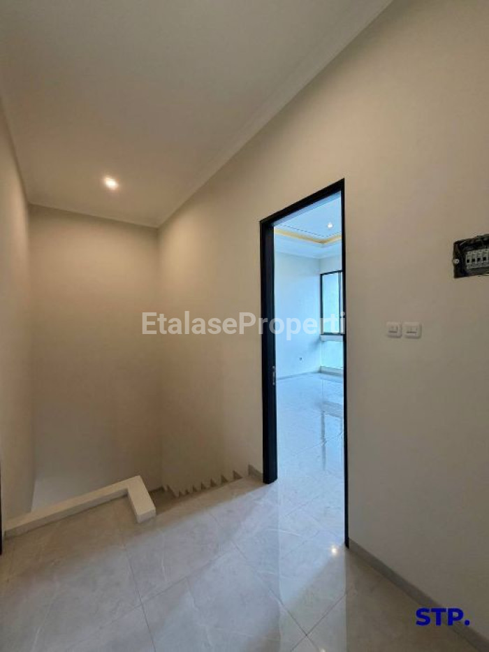 Foto properti 2 Unit, Rumah Modern Di Perumahan Manyar Tirtoyoso 6