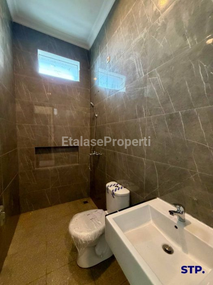 Foto properti 2 Unit, Rumah Modern Di Perumahan Manyar Tirtoyoso 10