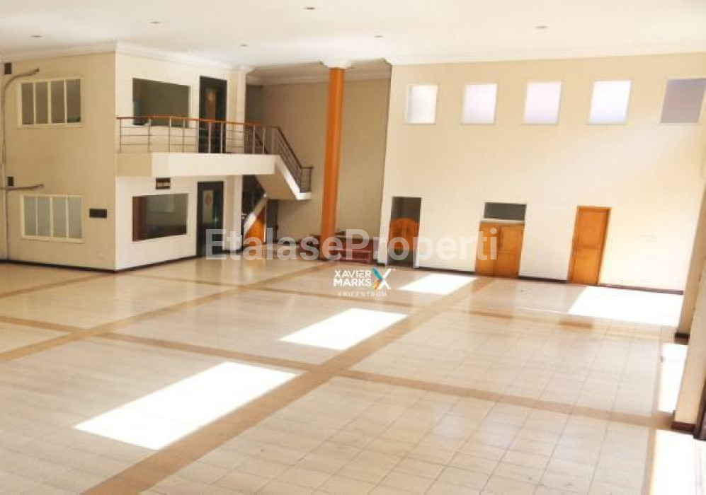 Foto properti Disewakan Gedung Ex Showroom Di Tengah Kota Gubeng 3