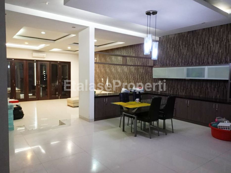 Foto properti Dijual Rumah Bagus Di Jalan Suyoso Probolinggo 9