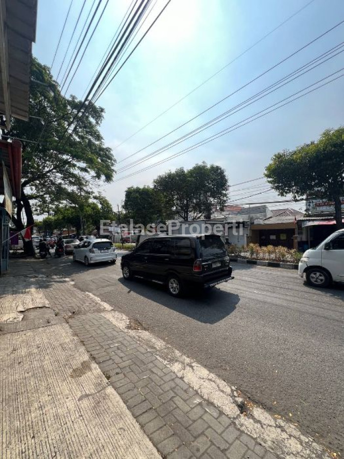 Foto properti Sewa Ruko 3 Lantai Di Jalan Raya Menganti - Wiyung 9