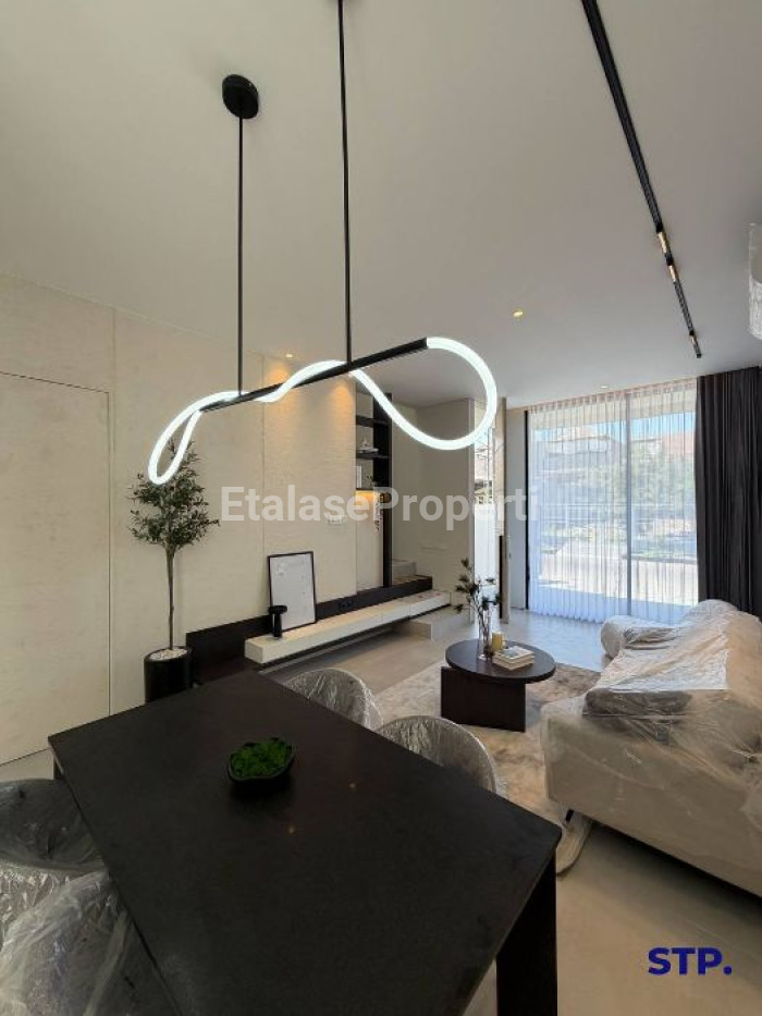 Foto properti FULL PERABOT - Rumah Baru Modern Di Mojoklanggru Dharmahusada 2
