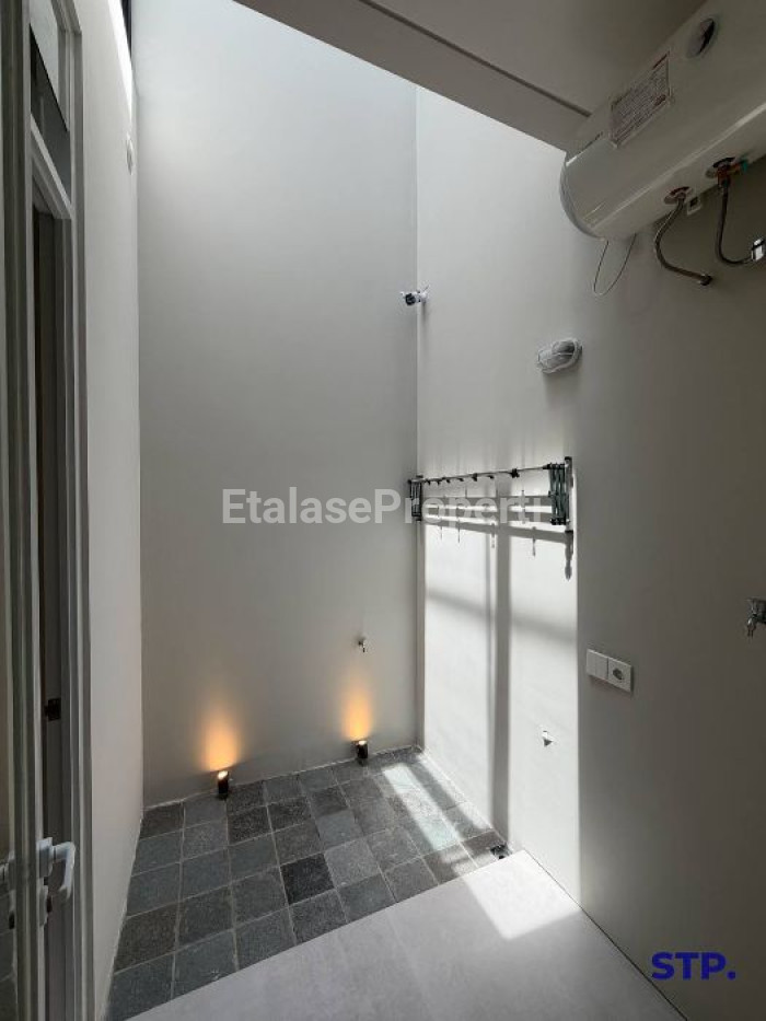 Foto properti FULL PERABOT - Rumah Baru Modern Di Mojoklanggru Dharmahusada 5
