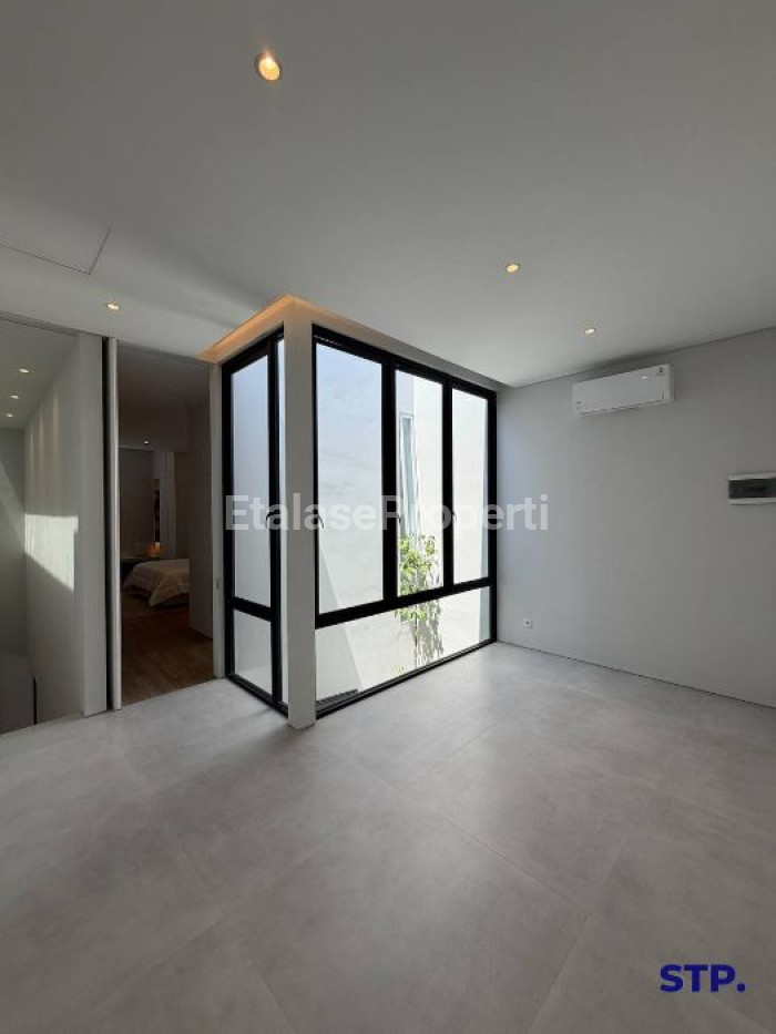 Foto properti FULL PERABOT - Rumah Baru Modern Di Mojoklanggru Dharmahusada 6