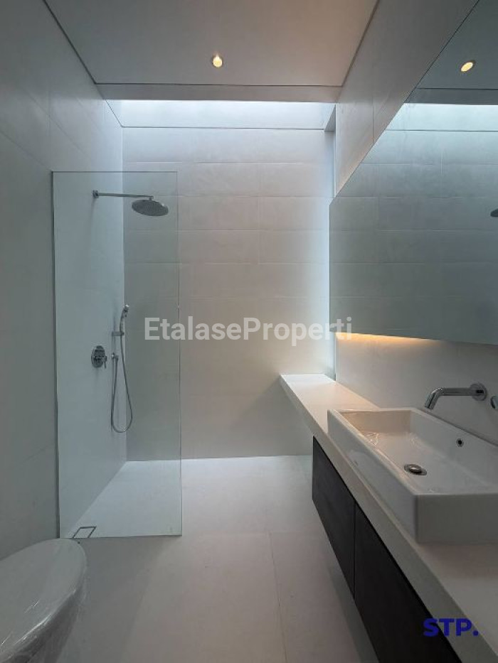 Foto properti FULL PERABOT - Rumah Baru Modern Di Mojoklanggru Dharmahusada 10