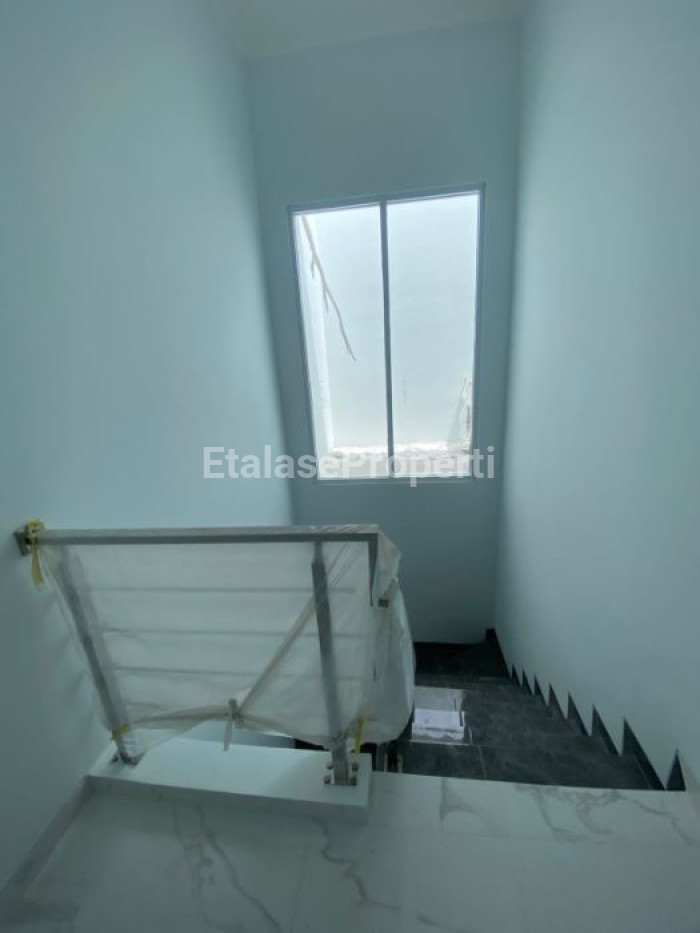 Foto properti DIJUAL Rumah 2 Lantai Baru Gress, Modern Minimalis, Luas Dan Siap Huni Lokasi : Bukit Palma 5
