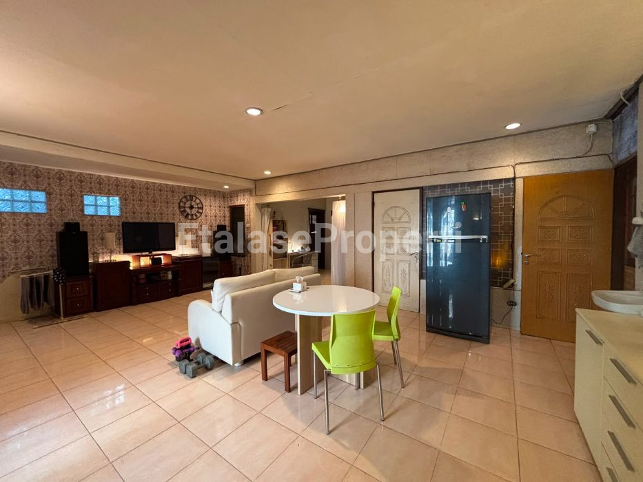Foto properti Dijual Rumah Di Tengah Kota Dekat Ambengan 8