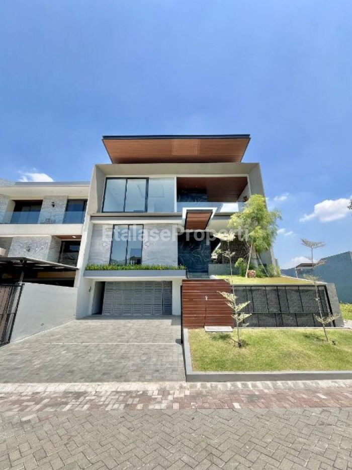 Foto properti Rumah Mewah Konsep Villa 3 Lantai Di Bukit Golf Mediterania Somerset Citraland Surabaya 1