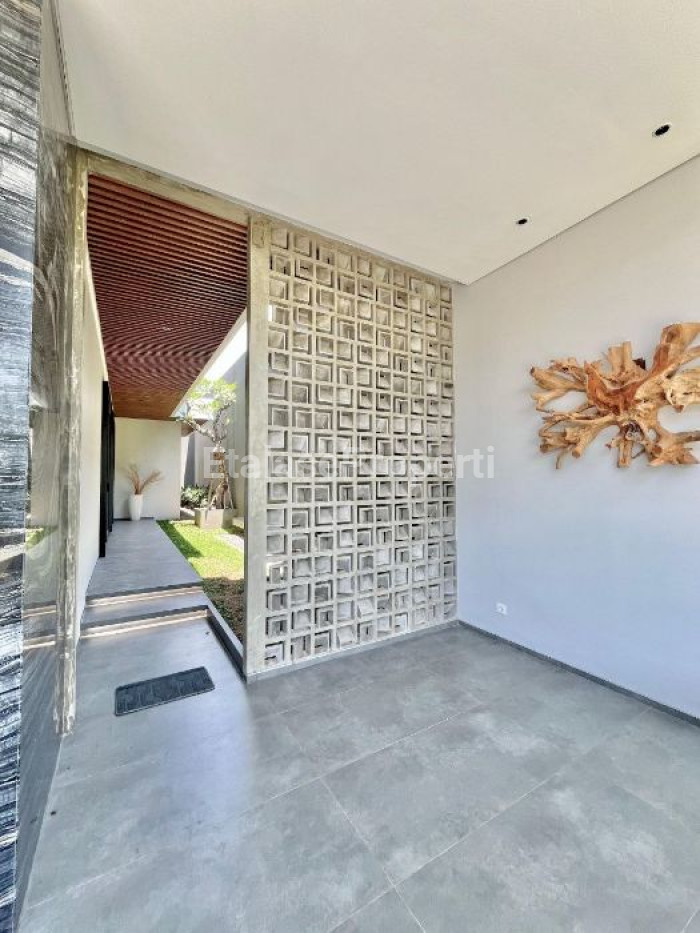 Foto properti Rumah Mewah Konsep Villa 3 Lantai Di Bukit Golf Mediterania Somerset Citraland Surabaya 3