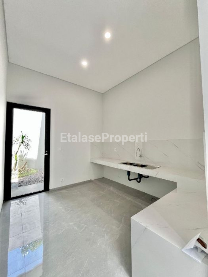 Foto properti Rumah Mewah Konsep Villa 3 Lantai Di Bukit Golf Mediterania Somerset Citraland Surabaya 4
