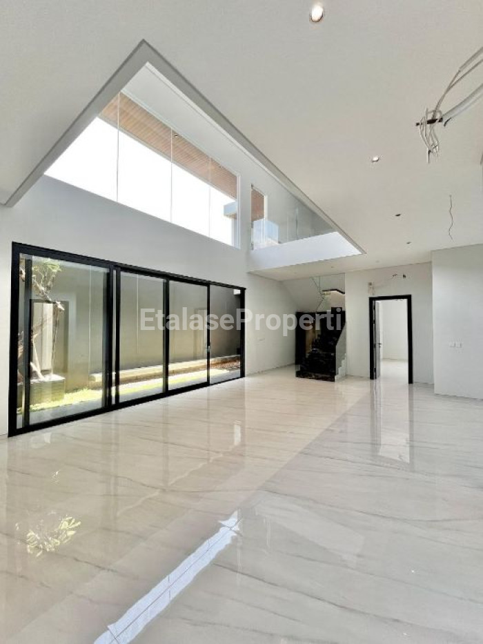 Foto properti Rumah Mewah Konsep Villa 3 Lantai Di Bukit Golf Mediterania Somerset Citraland Surabaya 5