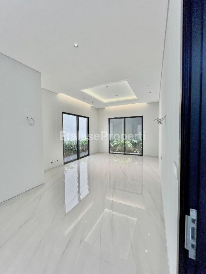 Foto properti Rumah Mewah Konsep Villa 3 Lantai Di Bukit Golf Mediterania Somerset Citraland Surabaya 6