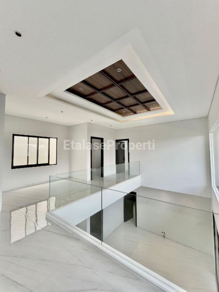 Foto properti Rumah Mewah Konsep Villa 3 Lantai Di Bukit Golf Mediterania Somerset Citraland Surabaya 7