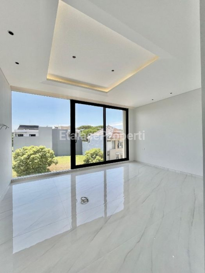 Foto properti Rumah Mewah Konsep Villa 3 Lantai Di Bukit Golf Mediterania Somerset Citraland Surabaya 8