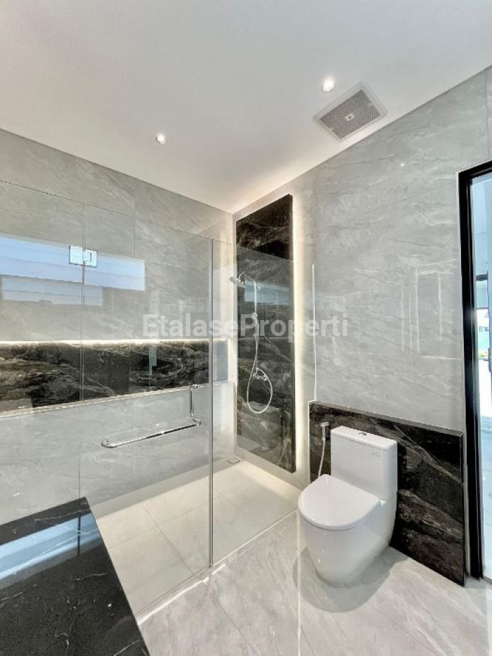 Foto properti Rumah Mewah Konsep Villa 3 Lantai Di Bukit Golf Mediterania Somerset Citraland Surabaya 9