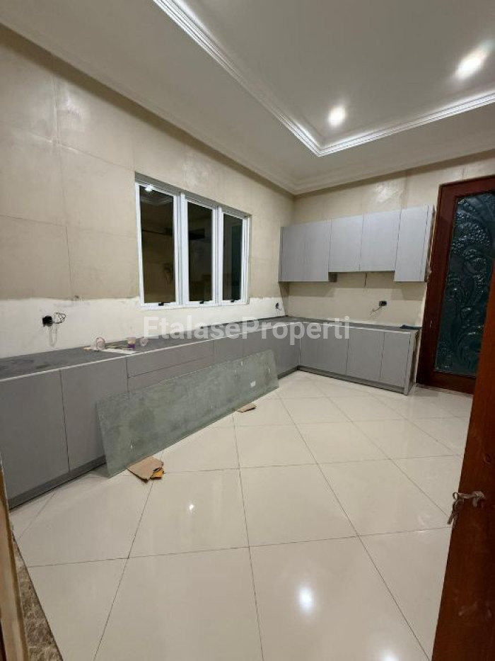 Foto properti DIJUAL RUMAH SIAP HUNI DI GRAHA FAMILY, SURABAYA BARAT 3