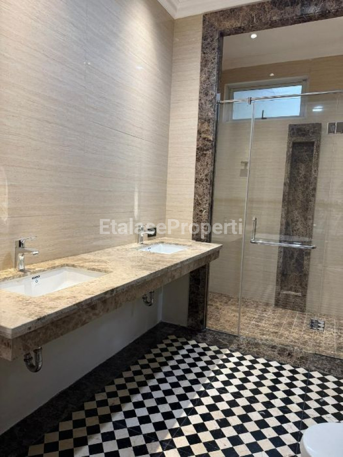 Foto properti DIJUAL RUMAH SIAP HUNI DI GRAHA FAMILY, SURABAYA BARAT 4